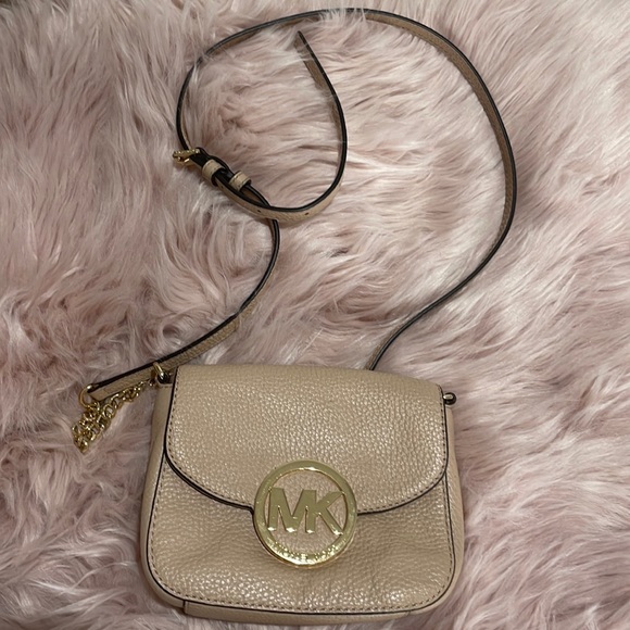 Michael Kors Handbags - Micheal Kors crossbody bag